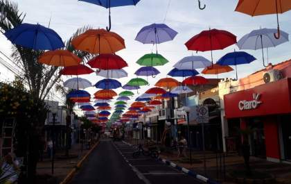 Calçadão de Penápolis ganha decoração de guarda-chuvas coloridos