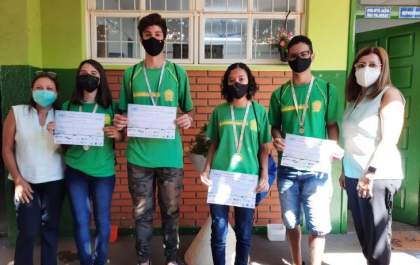 Estudantes participantes da Olimpíada Brasileira de Astronomia e Astronáutica recebem medalhas
