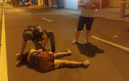 Mulher é atropelada por affair após briga