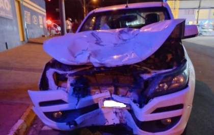 Mulher é presa por tentativa de homicídio ao provocar colisão em avenida