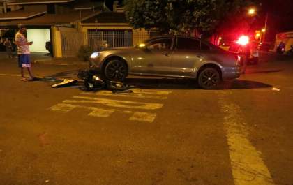 Mulheres ficam feridas em acidente entre Biz e automóvel