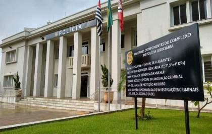 Jovem denuncia igreja por não batizá-lo por ser homossexual