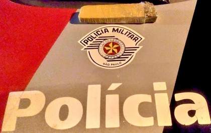 Casal é flagrado com entorpecentes em carro de aplicativo