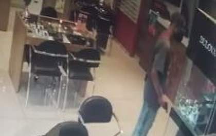 Dupla rende clientes, funcionários e roubam joalheria em Birigui