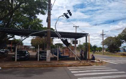Carreta danifica poste de semáforo na Saudade