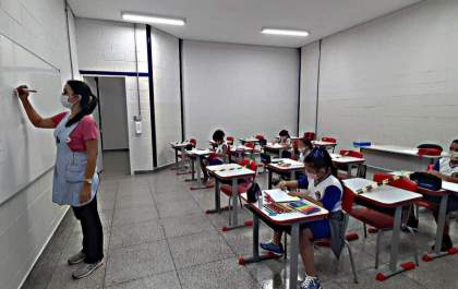 Câmara vota projeto que estende bônus a servidores da Educação