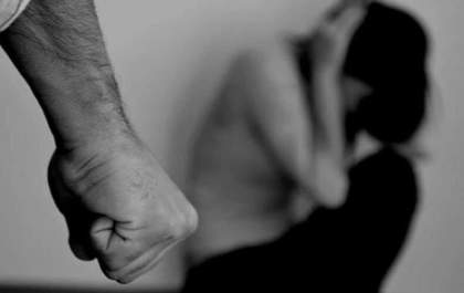Mulher com recém-nascido nos braços é agredida por companheiro