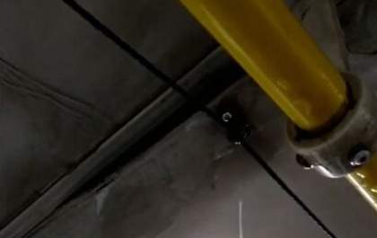 Morador flagra goteiras em ônibus da TUA