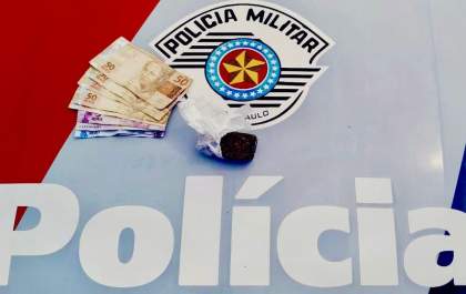 Casal é flagrado com drogas em veículo após tentar fulga da PM