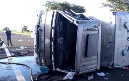 Veículo de transporte de presos capota e bloqueia trânsito na Rondon