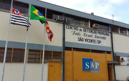 Um preso ferido em capotamento segue internado, segundo a SAP