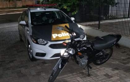 Polícia recupera moto furtada com adolescente