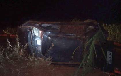 Motorista está em estado grave após capotar carro na Rondon