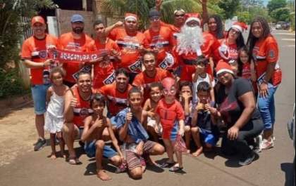 Torcida Dragões da Real entrega doces arrecadados em Araçatuba