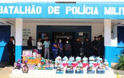Polícia Militar de Três Lagoas entrega presentes e cestas básicas para crianças autistas