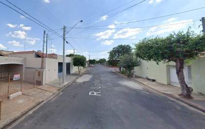 Homem é preso por embriaguez após bater carro em árvore