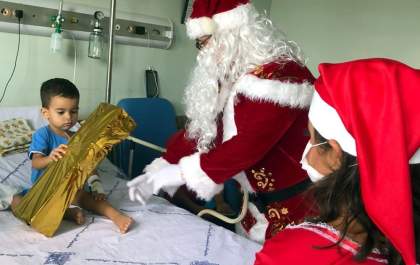 Papai Noel visita crianças internadas na Santa Casa de Araçatuba&nbsp;