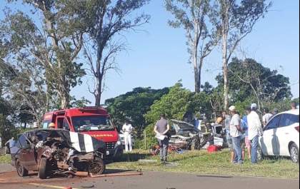 Colisão entre dois carros mata 2 e deixa 4 feridos