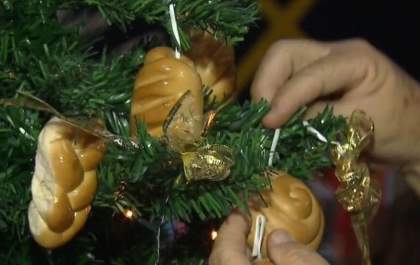 Árvore de Natal com pães é tradição de mais de uma década em MS; ‘o pão de cada dia não pode faltar’