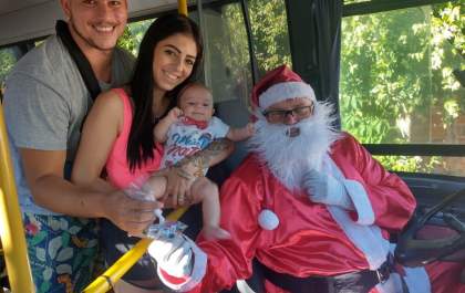 Motorista de Penápolis se veste de Papai Noel e surpreende crianças