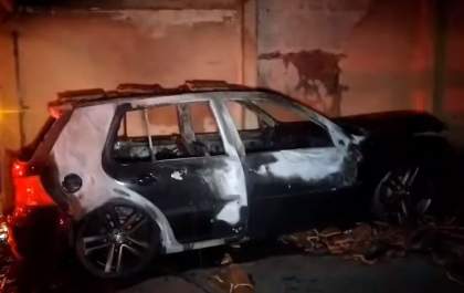 Carro pega fogo na garagem