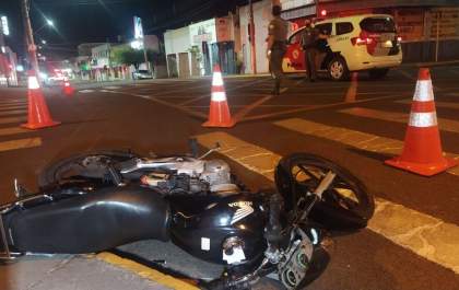 Acidente em semáforo entre duas motos deixa três pessoas feridas