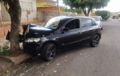 Psicóloga ferida ao bater Gol em árvore próximo da rodoviária