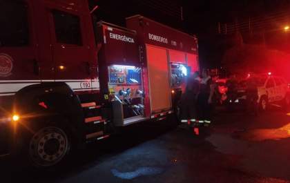 Incêndio destrói veículo Golf e parte de uma casa no bairro Benfica
