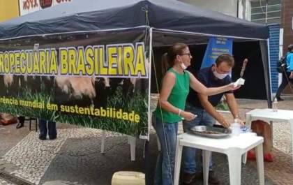 Produtores rurais distribuem espetinhos em Araçatuba e Birigui em ato contra Bradesco