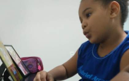 Auxiliando na alfabetização de filha pequena, fisioterapeuta descobre talento para ensinar