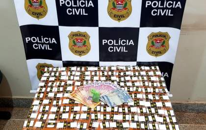 Polícia apreende 162 porções de cocaína em conveniência
