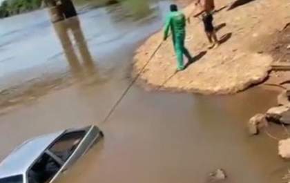 Homem usa imã para 'pescar' carro que estava desaparecido no Rio Amambai