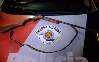 Indivíduo vai até a casa de vítima e ameaça com arma de fogo