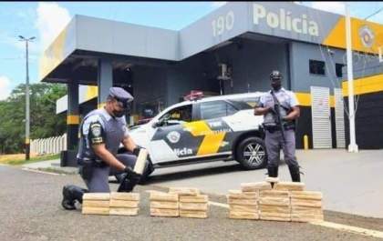 Irmãos são presos com 57 tijolos de maconha em ônibus
