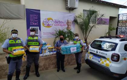 Polícia Militar Rodoviária entrega mais de 5 mil fraldas geriátricas