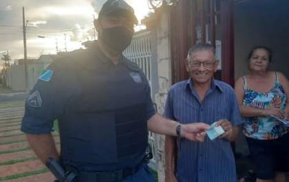 Policiais militares acham 800 reais na rua e conseguem localizar o dono de 71 anos para devolver o dinheiro