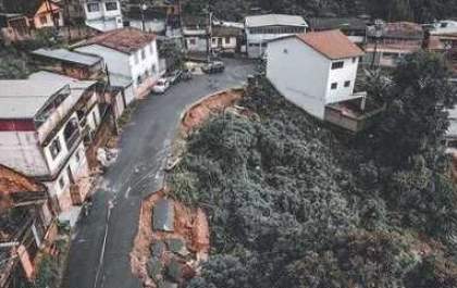 Encosta desaba sobre casarão histórico em Ouro Preto (MG)