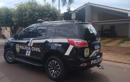 Mulher procura a polícia após marido quebrar o celular durante discussão