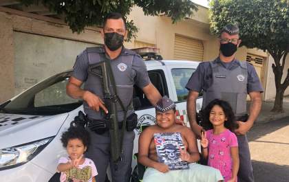 PM de Birigui faz visita para criança com distrofia muscular