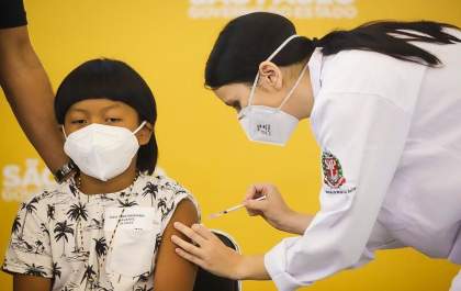 Indígena de 8 anos é a 1ª criança vacinada do Brasil
