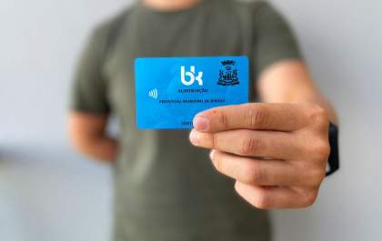Novos cartões alimentação e prêmio assiduidade começam a ser distribuídos aos servidores