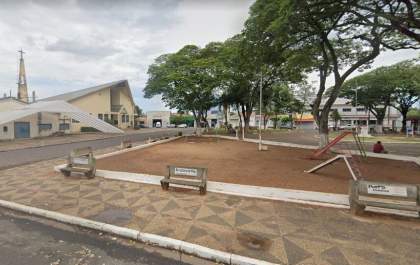 Homem é encontrado morto na praça do Jussara