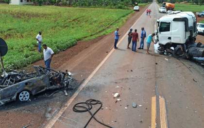 Motorista morre carbonizado após colidir contra carreta na BR-163