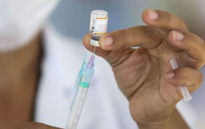 Em um ano de vacinação, quase 70% dos brasileiros já tomaram 2 doses