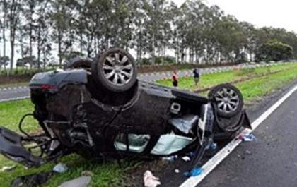 Mulher morre e 4 pessoas ficam feridas em capotamento na Rondon