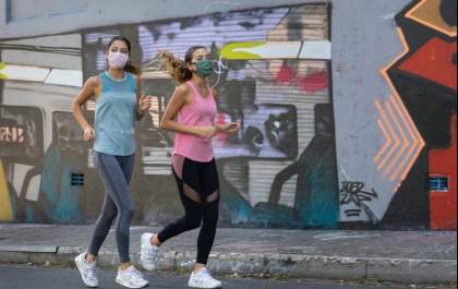É MITO! Uso de máscaras durante a prática de exercícios não afeta a respiração ou o coração