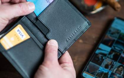 A nova moda agora é fingir que ama e estourar o cartão de crédito do parceiro(a)
