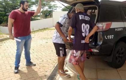 Dupla é presa pela PM no bairro Piscina acusada de tráfico de drogas