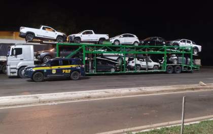 Caminhão cegonha com dois carros roubados é interceptado em Três Lagoas