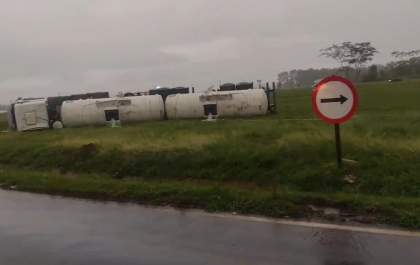 Caminhão tomba na rotatória da Marechal Rondon sentido Castilho a Três Lagoas